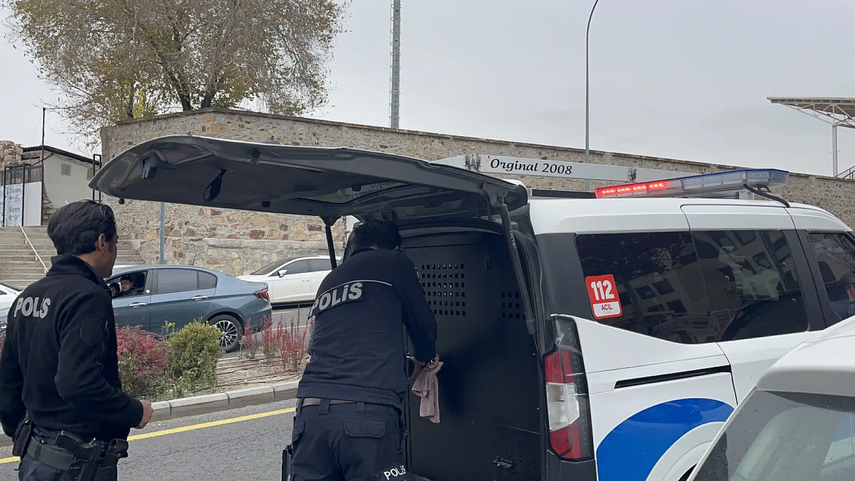 Eşinin bıçakladığı adam, eşini adliye çevresinde pompalı tüfek ile bekledi