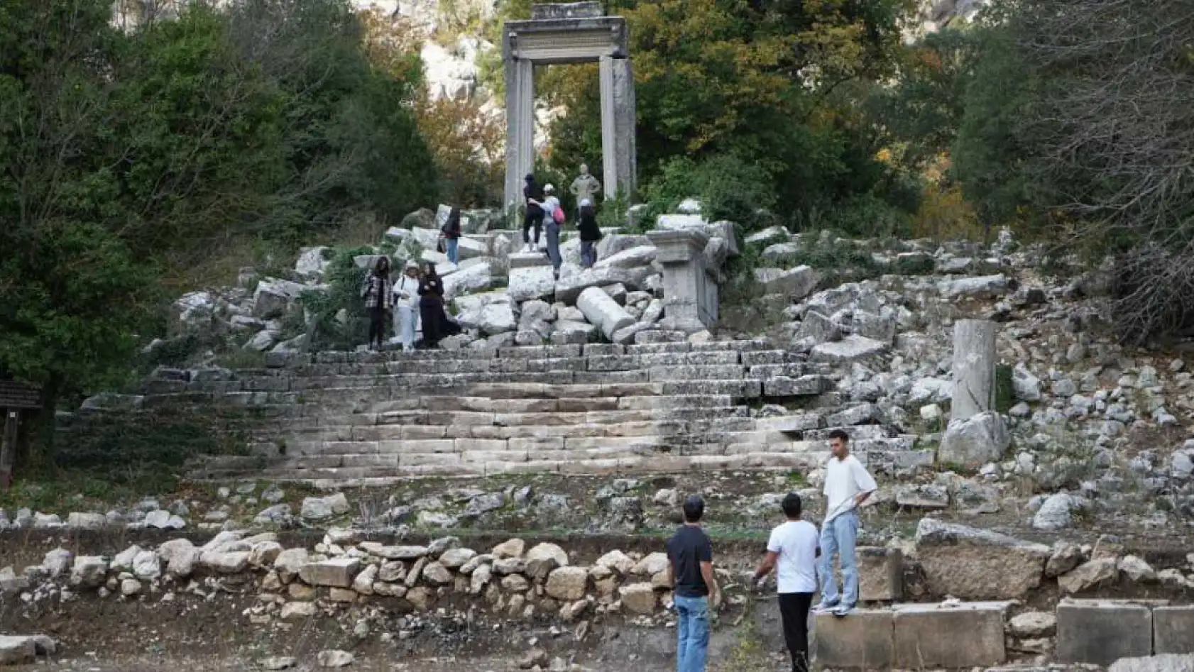 Termessos'ta ilk kazıda dans eden kadınlar mezarı, Antiochis'in anıt mezarı ve figürlü lahit parçaları ortaya çıkarıldı