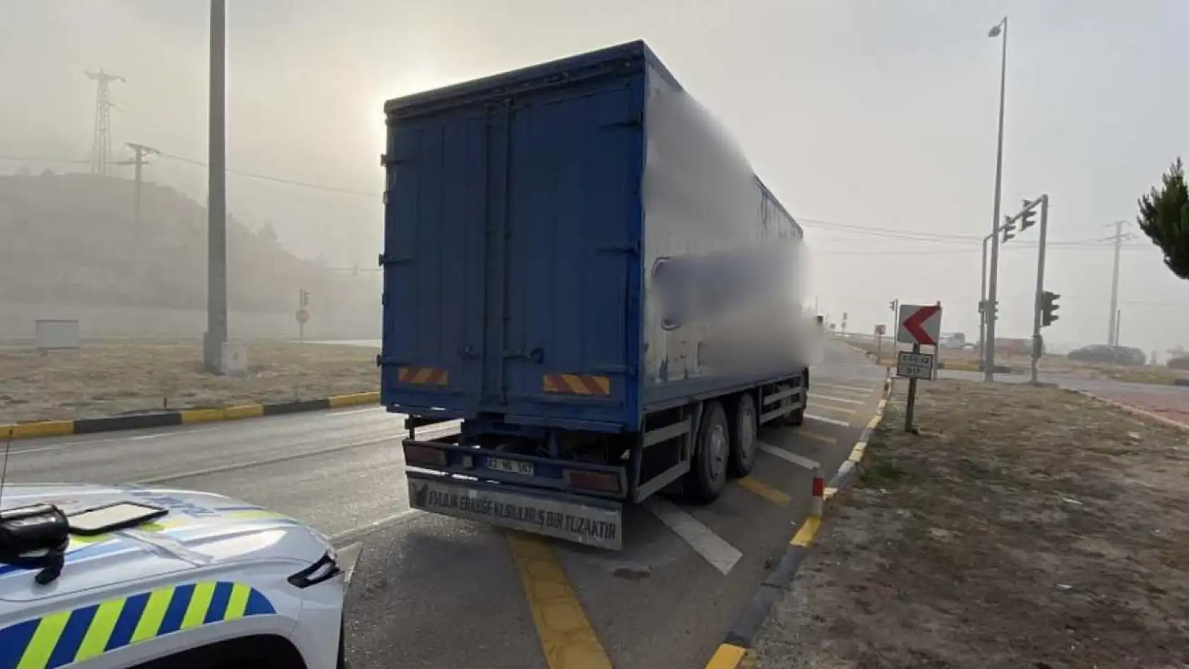 Burdur-Antalya Yolu'nda Ters Yönde Giden Kamyon Bir Araca Zarar Verdi