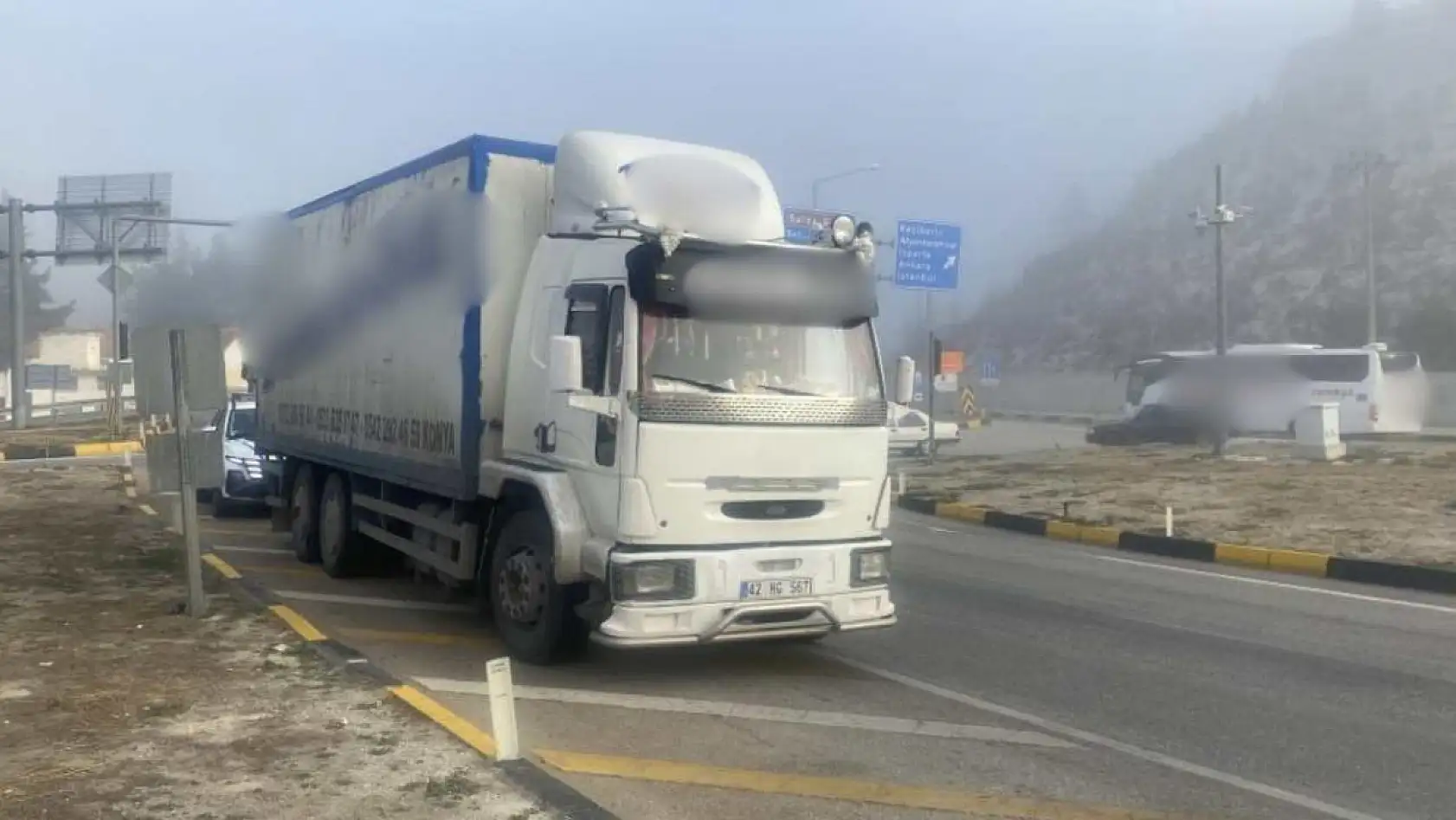 Burdur-Antalya Yolu'nda Ters Yönde Giden Kamyon Bir Araca Zarar Verdi