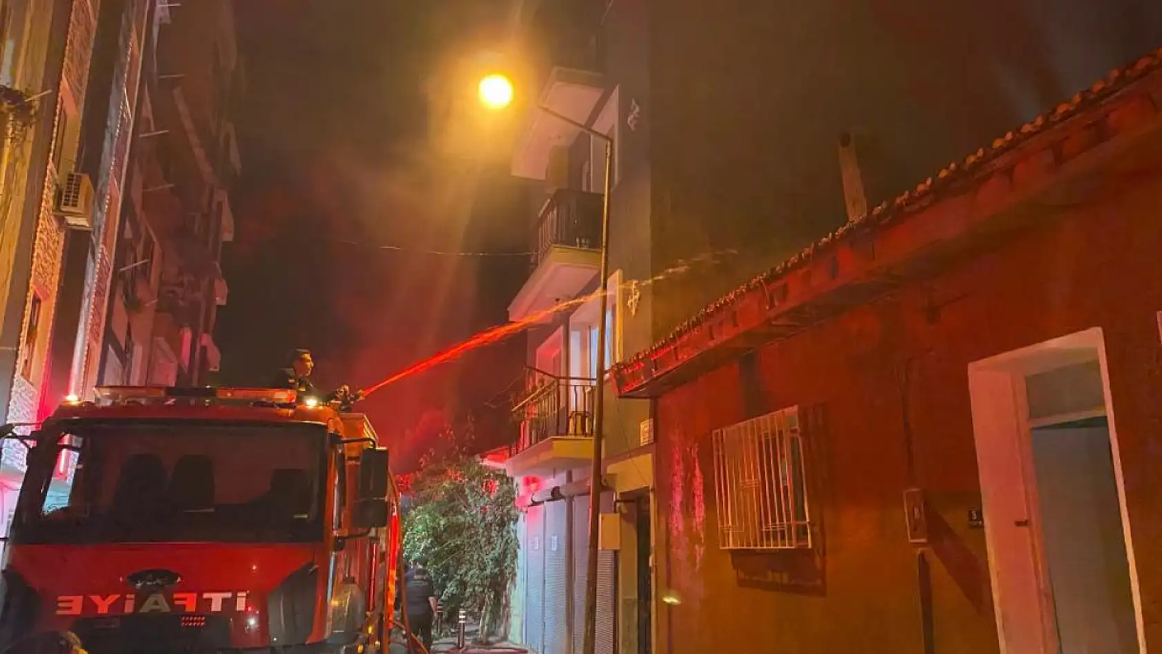 Çıkan yangında yaşlı kadın evsiz kaldı