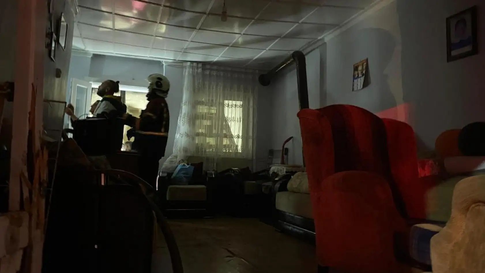 Çıkan yangında yaşlı kadın evsiz kaldı