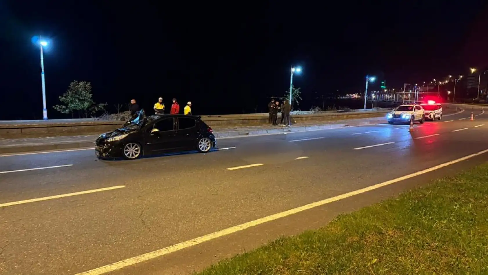 Arkadaşlarının halı saha futbol maçını izlemeye giden gence otomobil çarptı