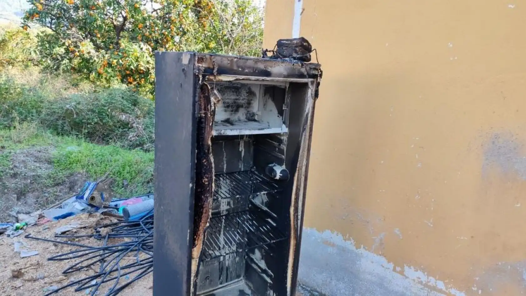 Buzdolabının kablosundan çıkan yangında anne ve oğul pencereden atlayarak canını kurtardı