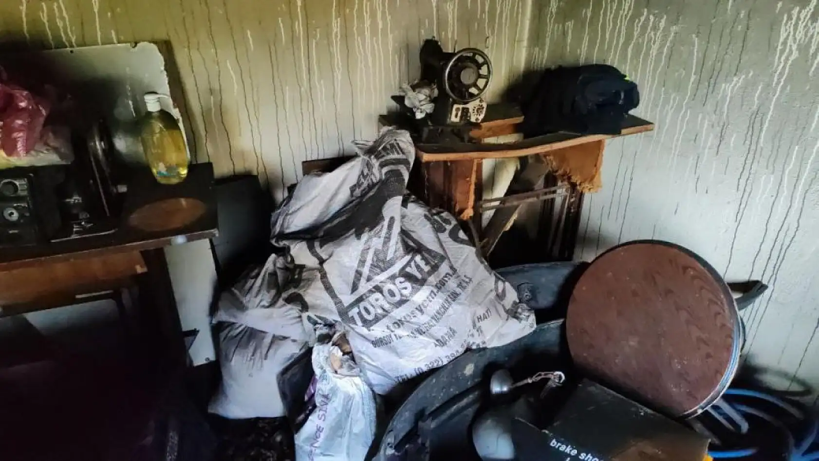 Buzdolabının kablosundan çıkan yangında anne ve oğul pencereden atlayarak canını kurtardı