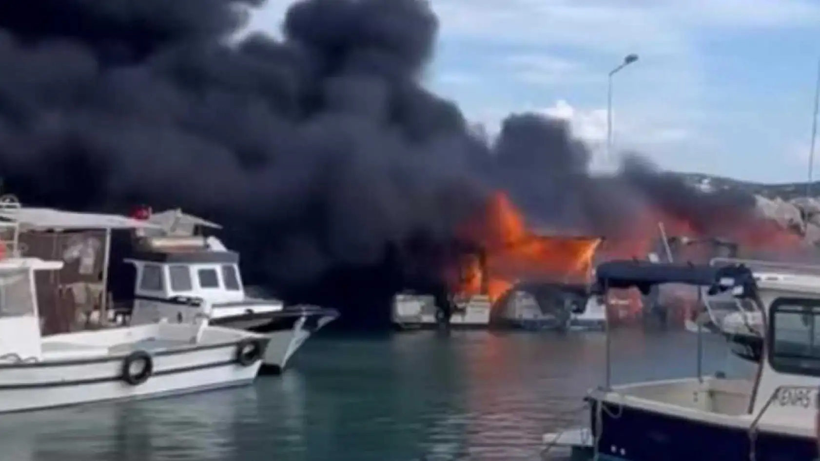 Korku dolu anlar: Tekneler alevlere teslim oldu