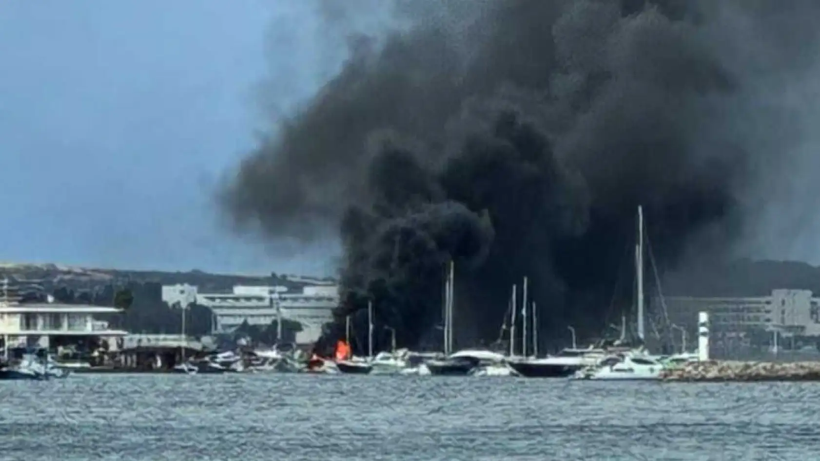 Korku dolu anlar: Tekneler alevlere teslim oldu