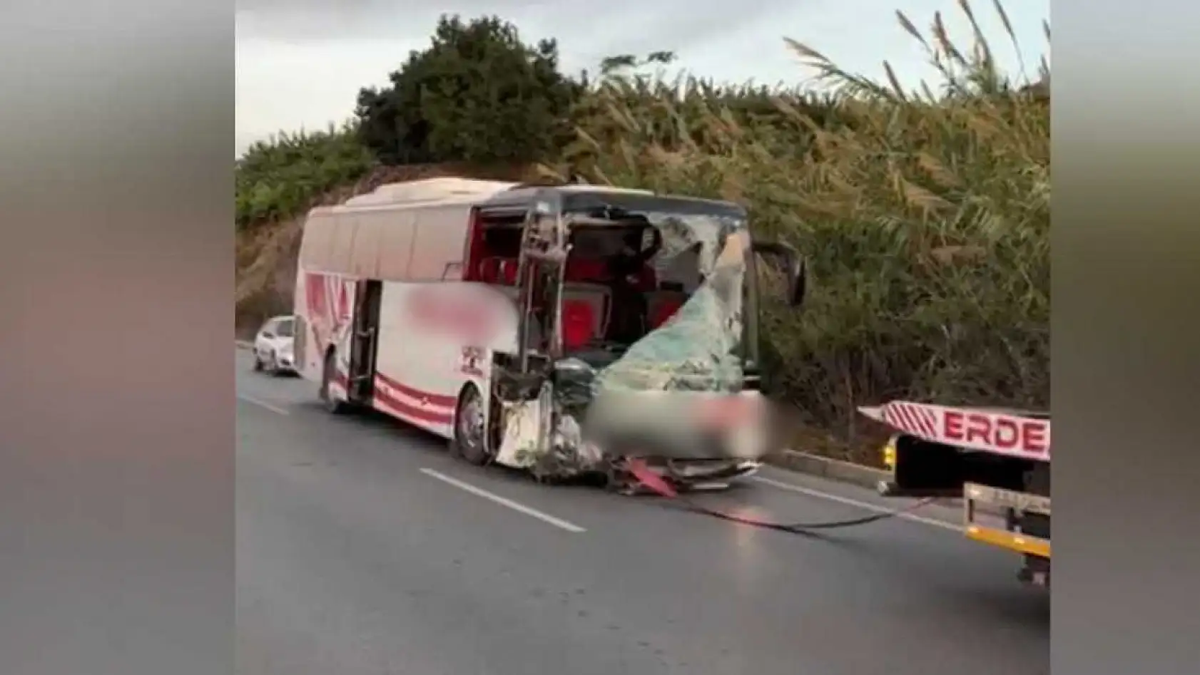 Yolcu otobüsü tırla çarpıştı: 5 kişi yaralandı