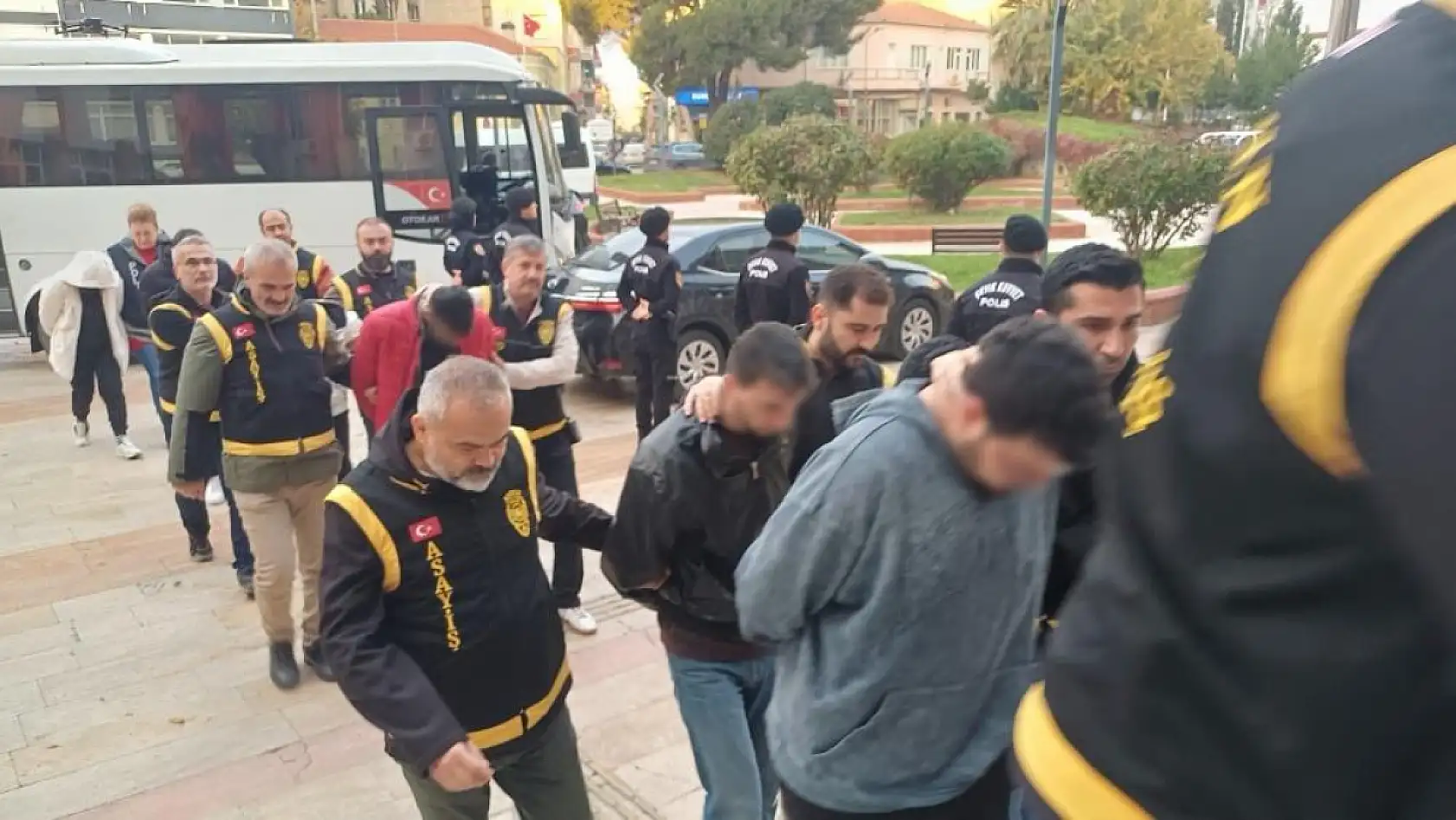 Lüks araçlar için ön ödeme vaadiyle vatandaşları dolandırdılar