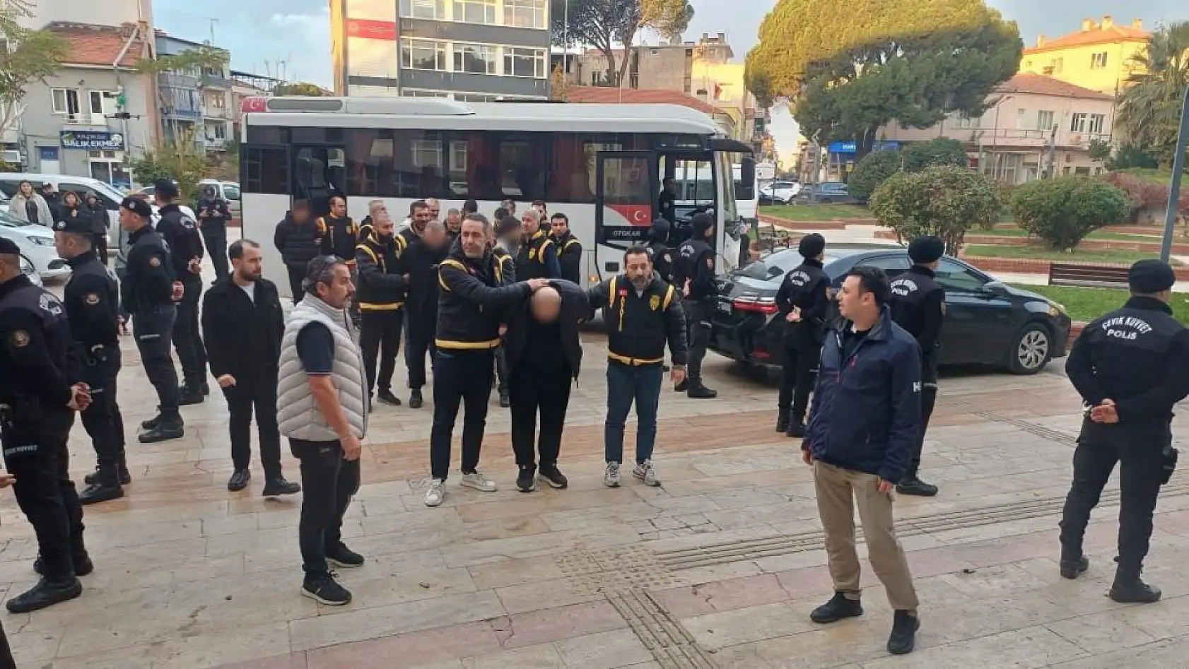 Lüks araçlar için ön ödeme vaadiyle vatandaşları dolandırdılar