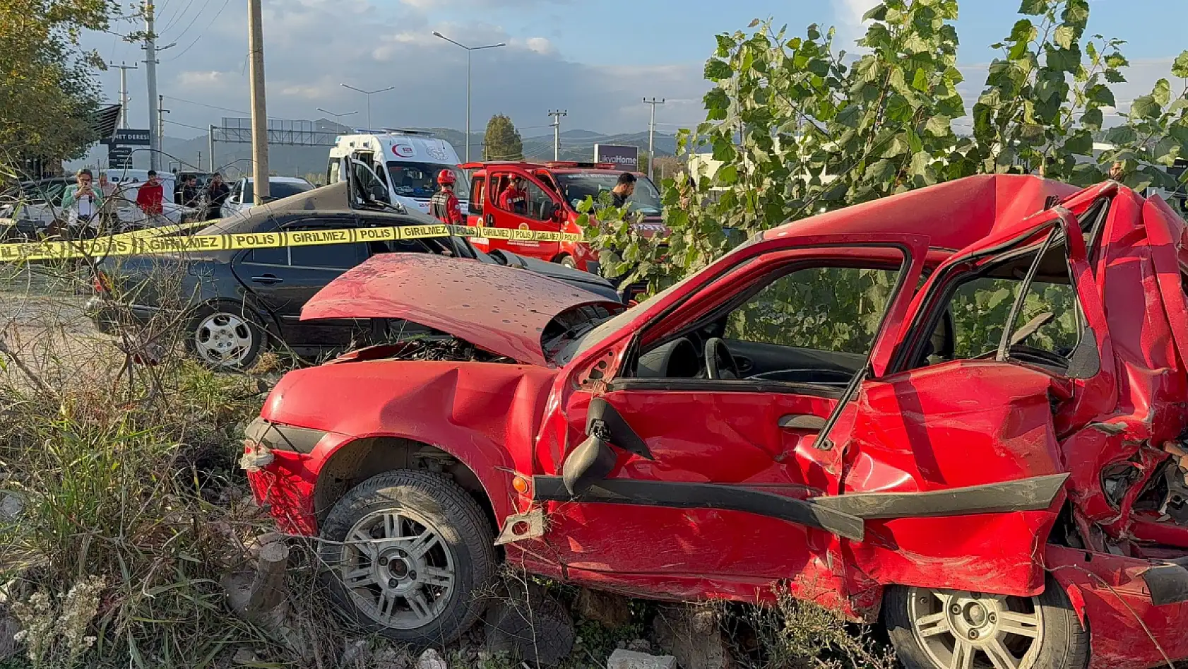 Seydikemer'de kontrolden çıkan otomobil park halindeki araca çarptı: 1 ölü