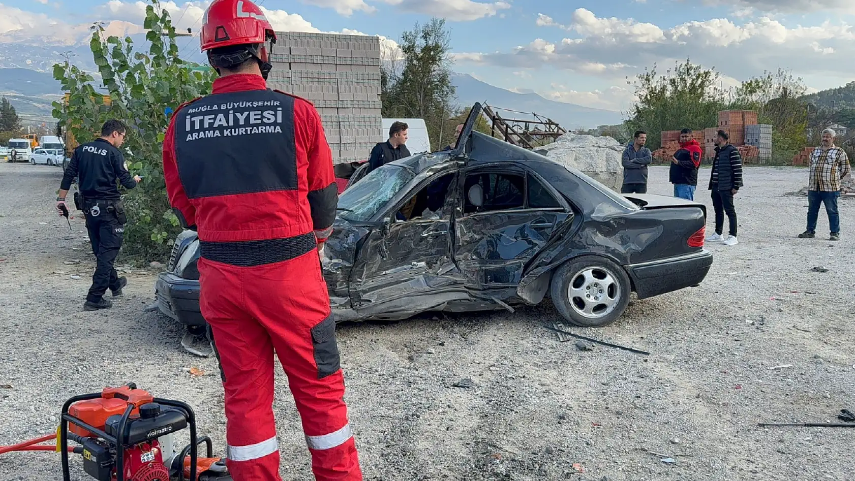Seydikemer'de kontrolden çıkan otomobil park halindeki araca çarptı: 1 ölü