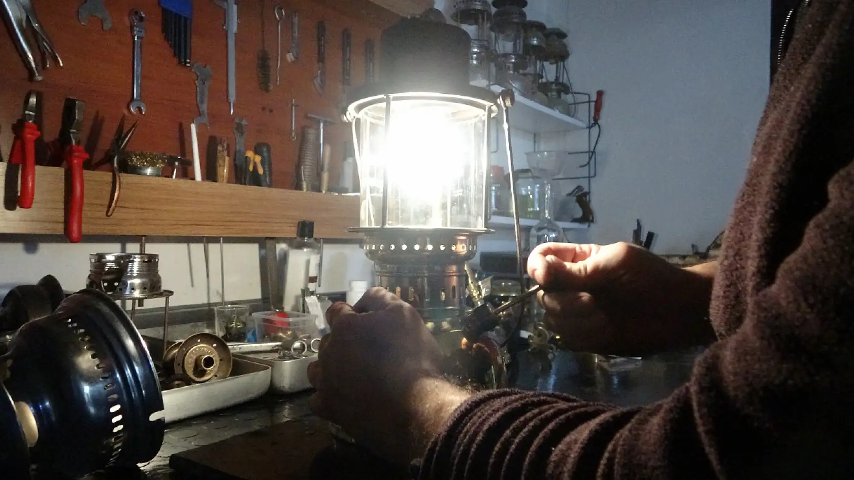 Asırlık lambalara yeniden ışık veriyor