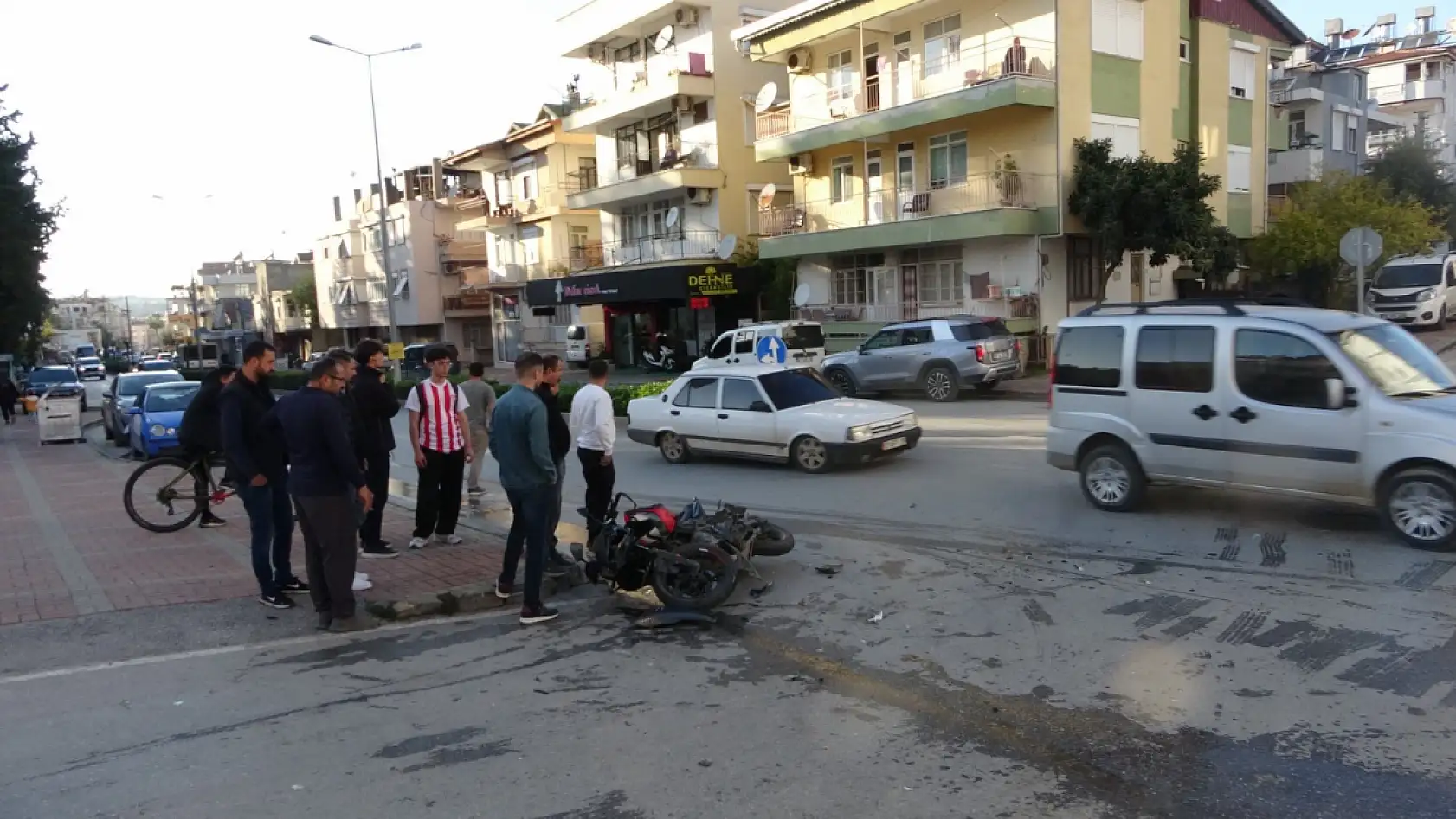 Otomobille çarpışan motosikletli, metrelerce havaya savruldu