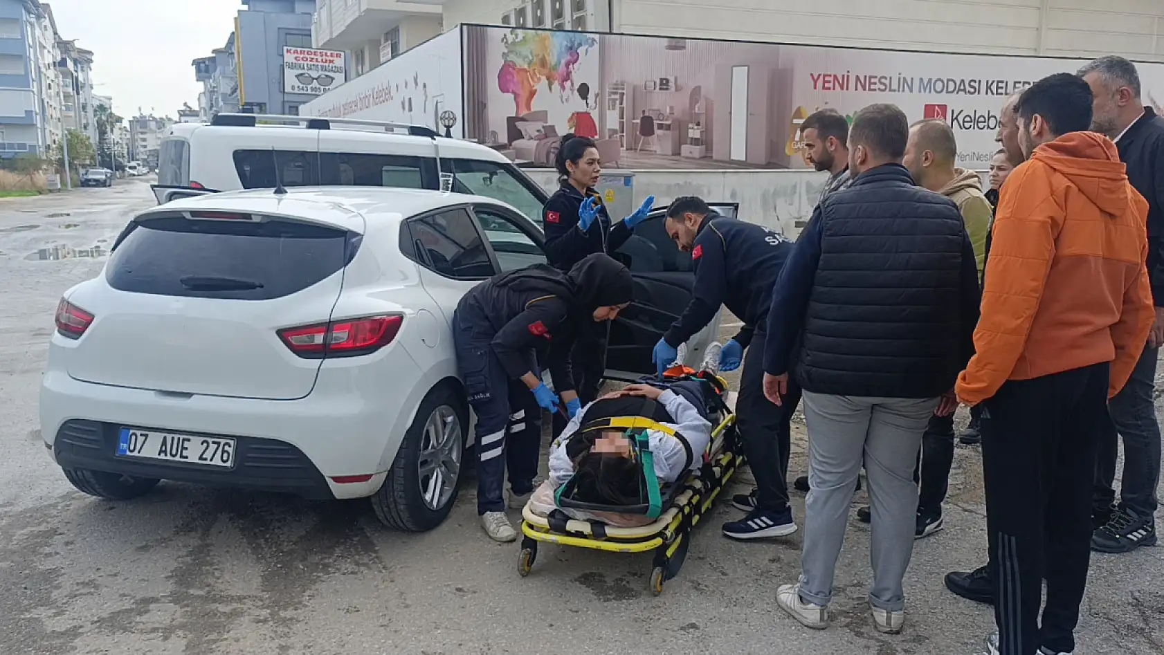 Hafif ticari araç ile otomobil çarpıştı: 1 yaralı