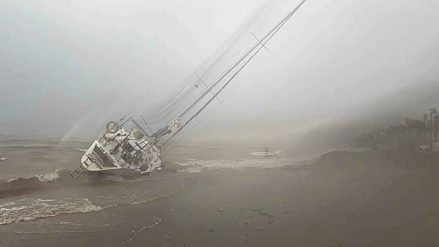 Marmaris'te fırtına ve sağanak etkili oldu: 3 tekne karaya vurdu