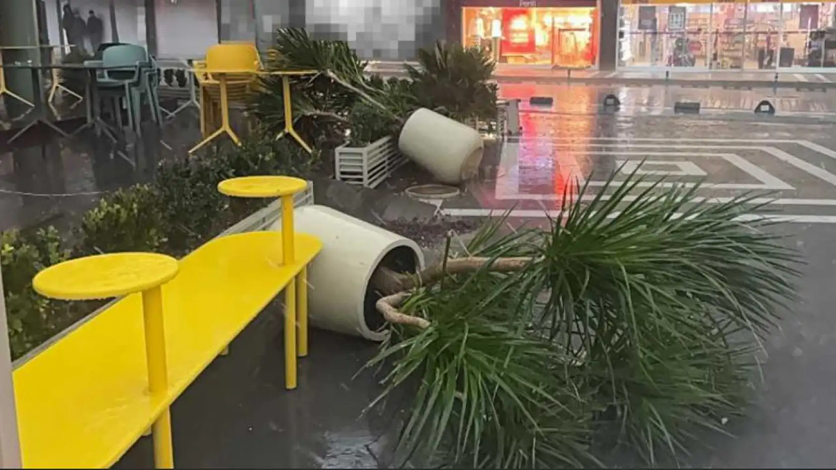 Marmaris'te fırtına ve sağanak etkili oldu: 3 tekne karaya vurdu