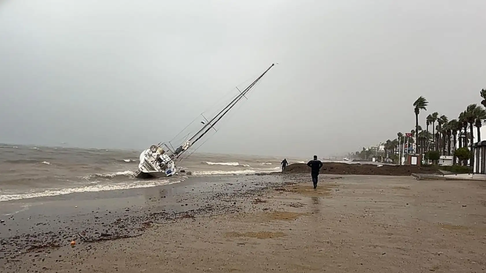 Marmaris'te fırtına ve sağanak etkili oldu: 3 tekne karaya vurdu