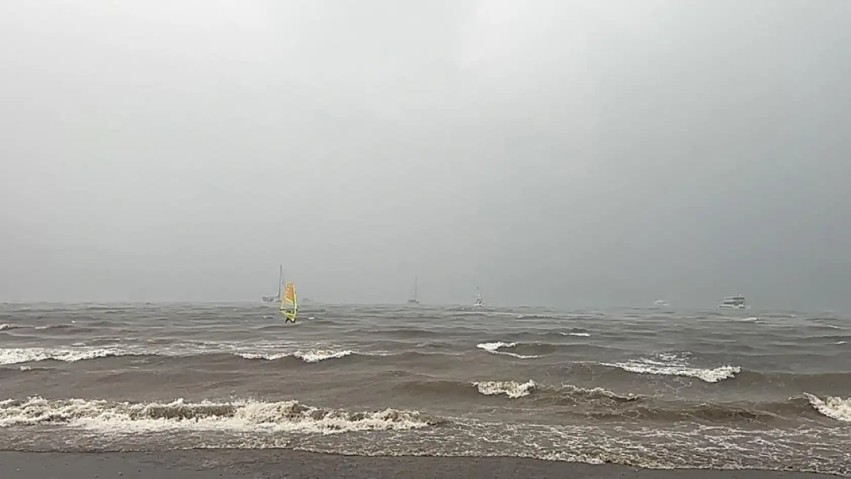 Marmaris'te fırtına ve sağanak etkili oldu: 3 tekne karaya vurdu