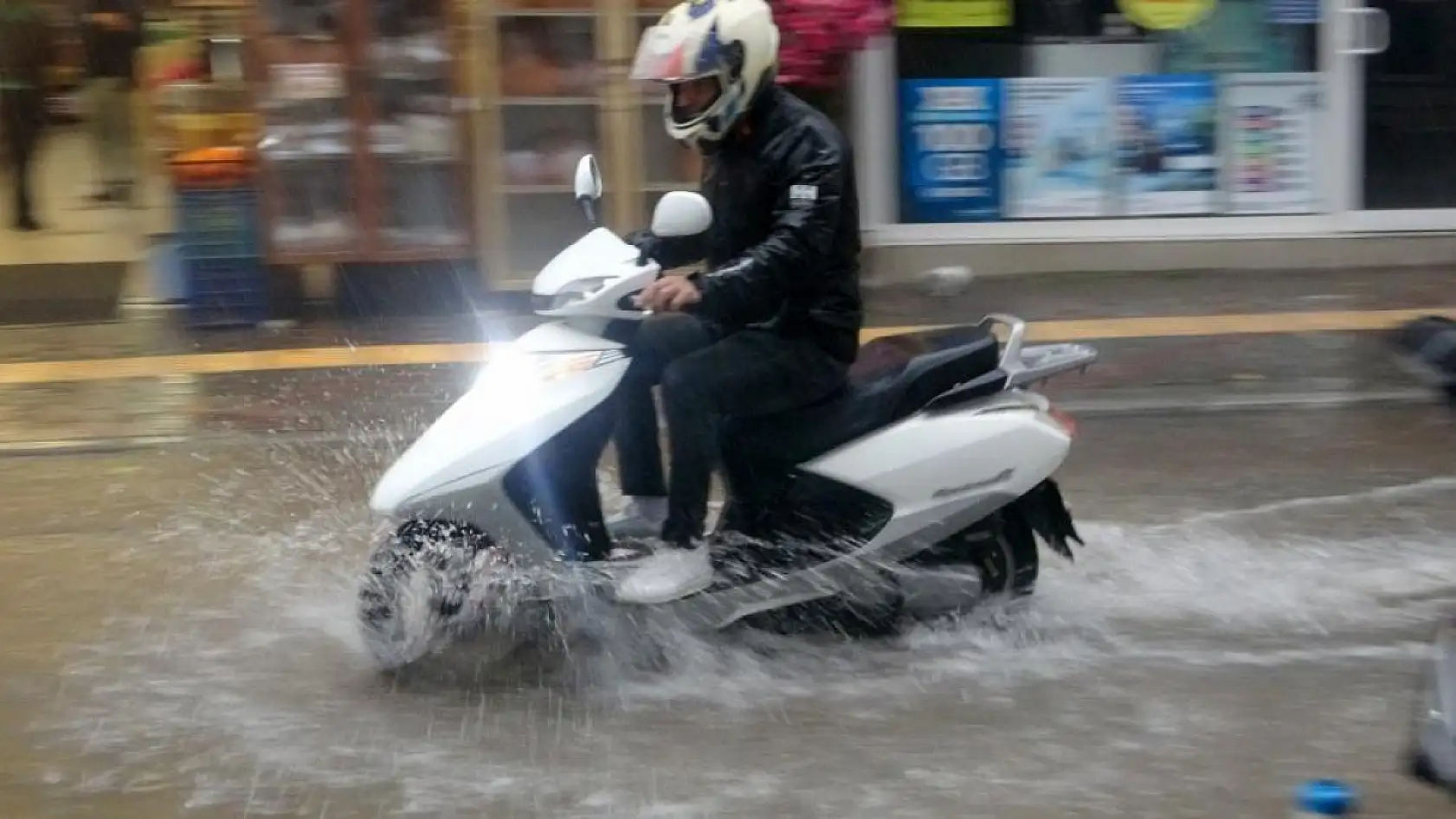 Menteşe'de şiddetli yağmur ve dolu etkili oluyor
