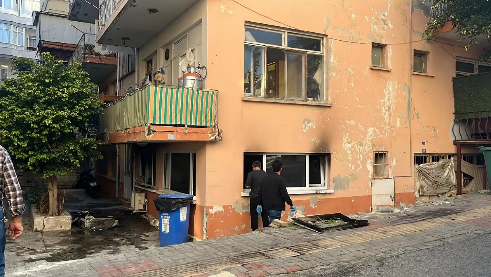 Apartmanın giriş katında çıkan yangın korkuttu