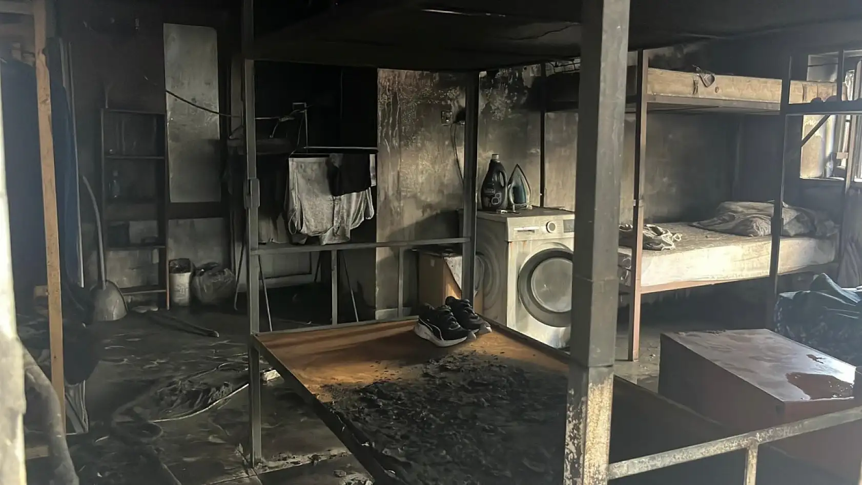 Apartmanın giriş katında çıkan yangın korkuttu