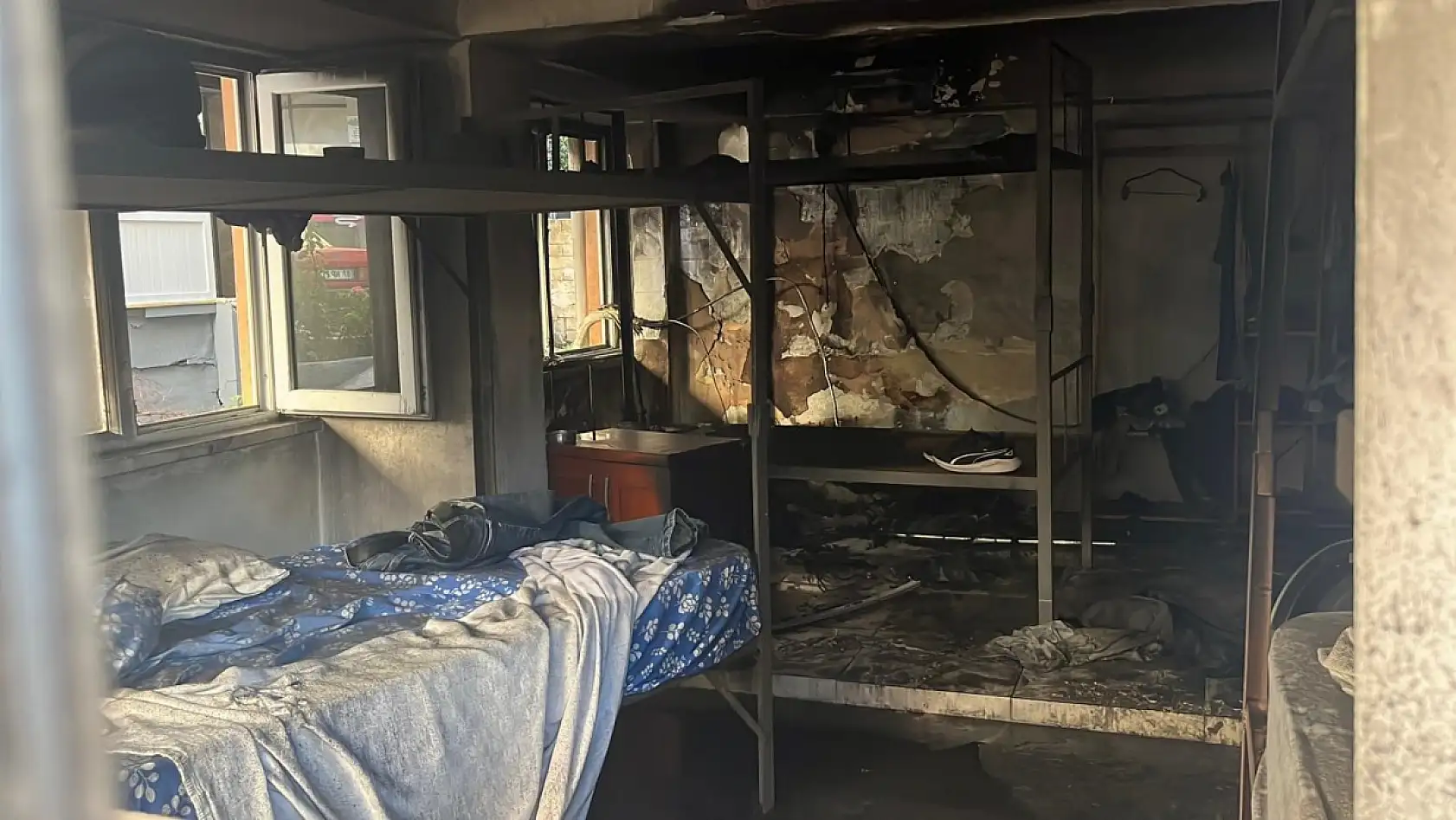 Apartmanın giriş katında çıkan yangın korkuttu