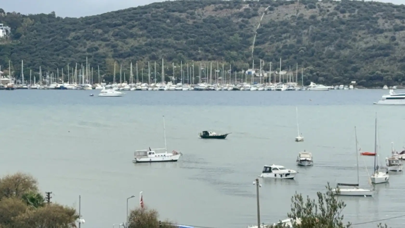 Bodrum'da sağanak sonrası deniz çamura döndü, ikiye ayrılan renk görenleri şaşırttı