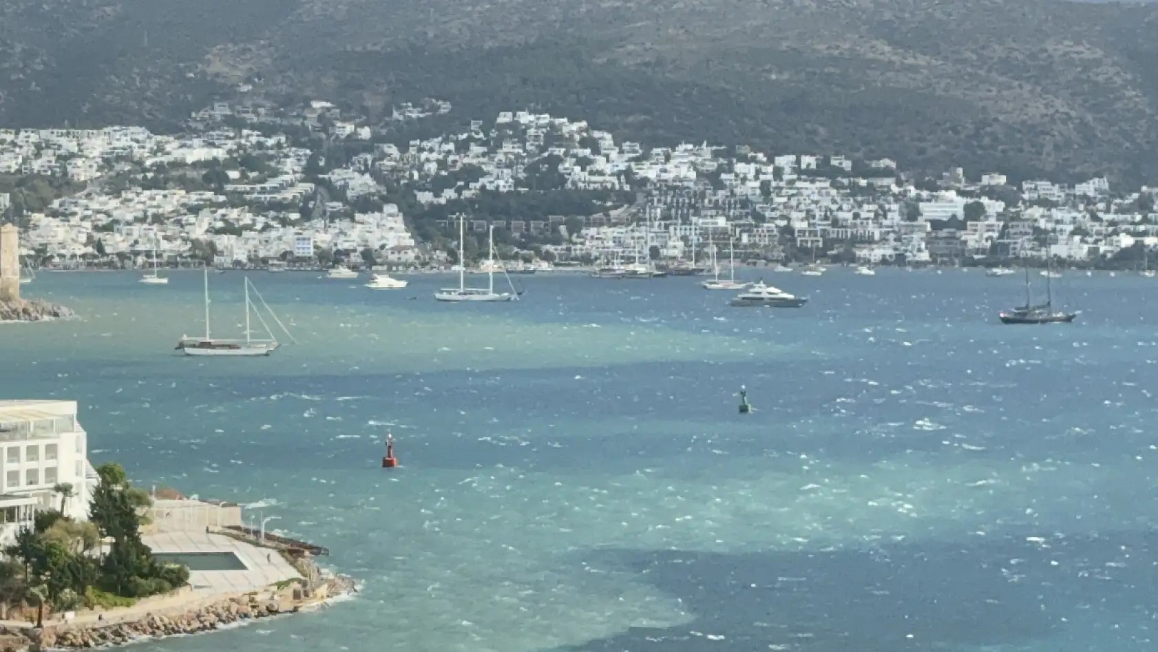 Bodrum'da sağanak sonrası deniz çamura döndü, ikiye ayrılan renk görenleri şaşırttı