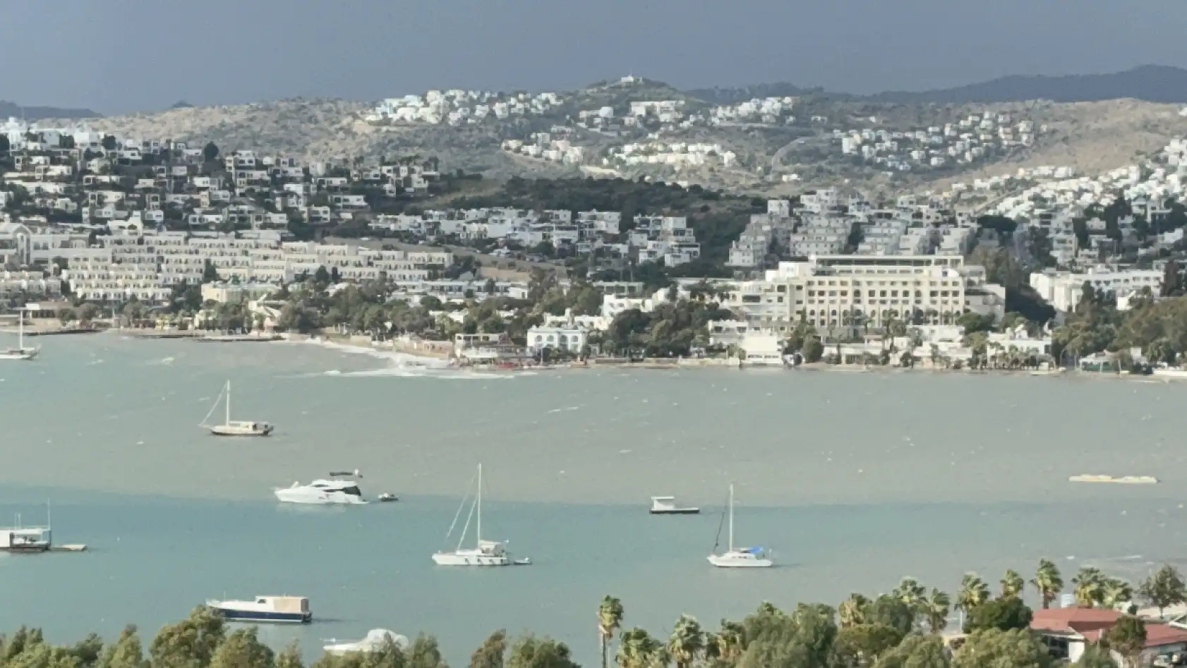 Bodrum'da sağanak sonrası deniz çamura döndü, ikiye ayrılan renk görenleri şaşırttı