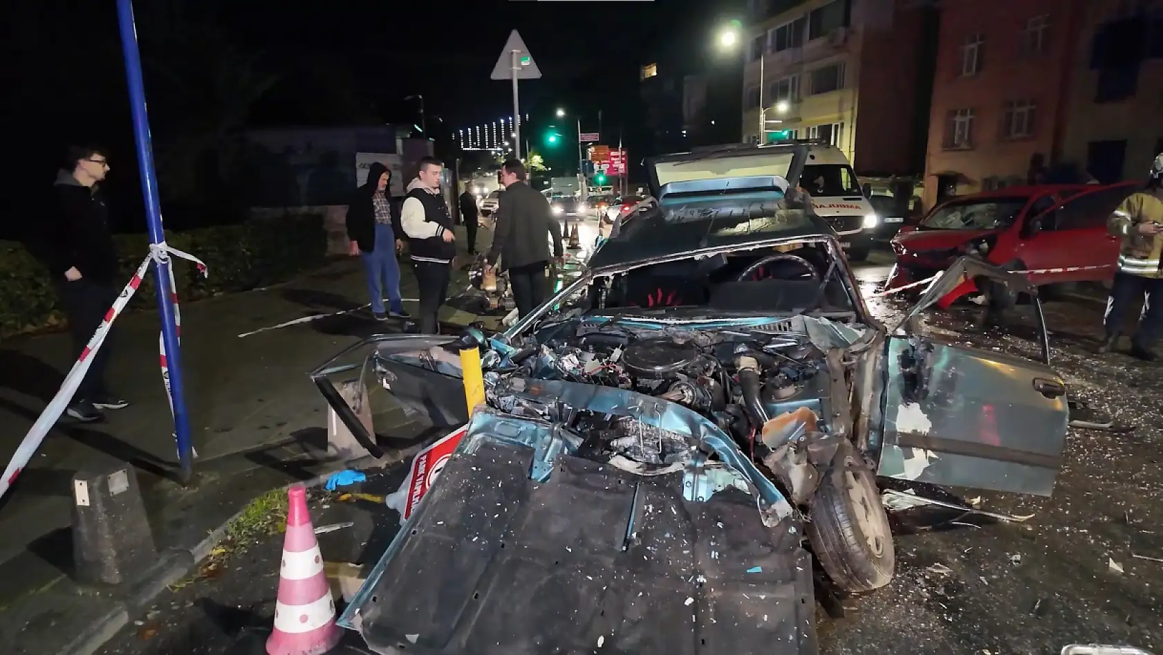 Zincirleme kaza: Tofaş marka araç hurdaya döndü