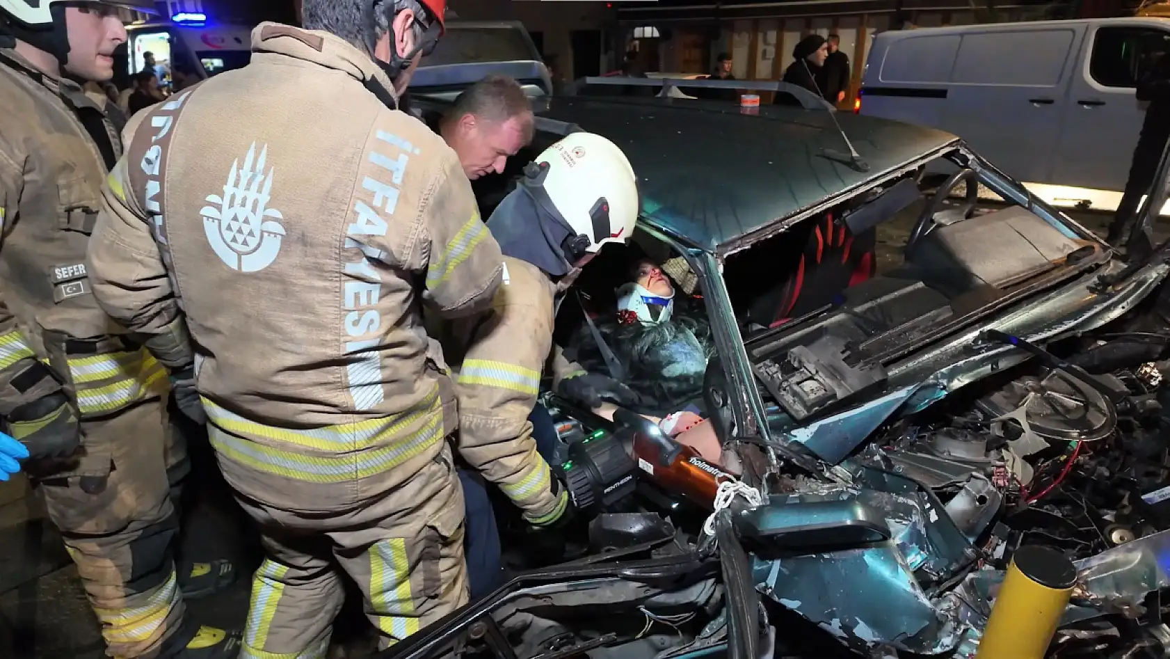 Zincirleme kaza: Tofaş marka araç hurdaya döndü