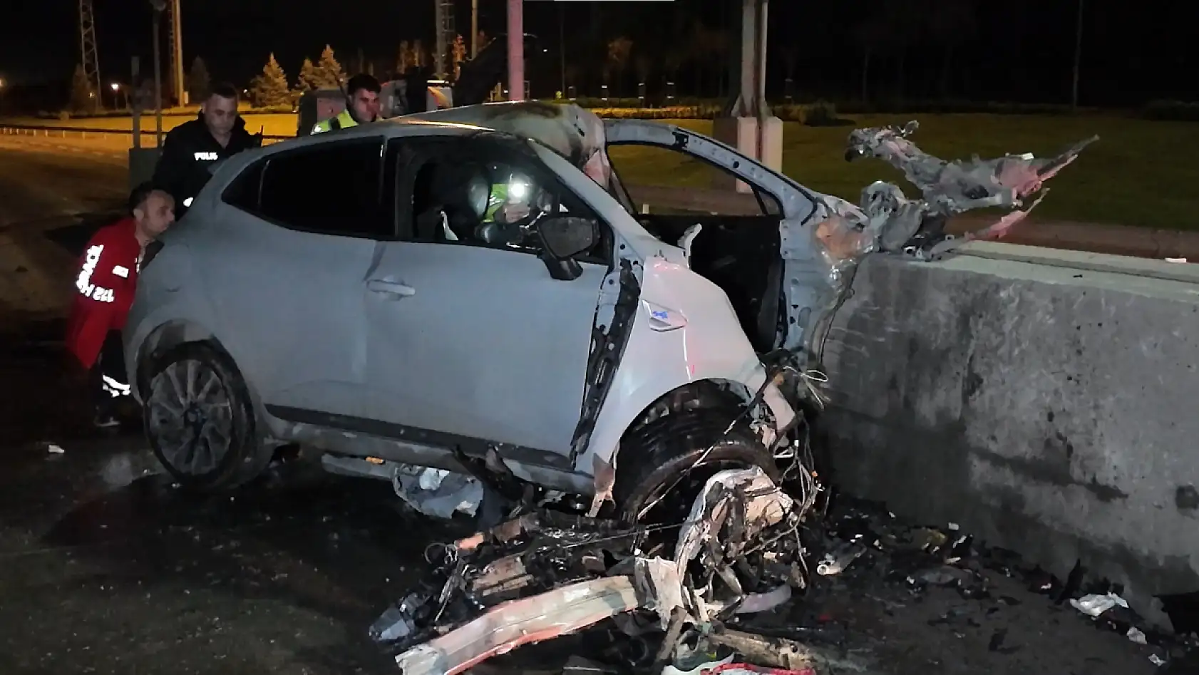 Otomobil gişelere saplandı: Sürücü hayatını kaybetti