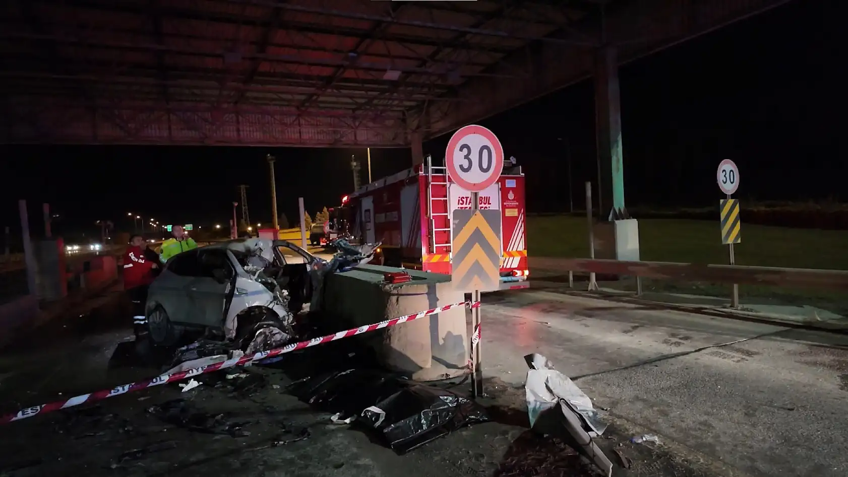 Otomobil gişelere saplandı: Sürücü hayatını kaybetti