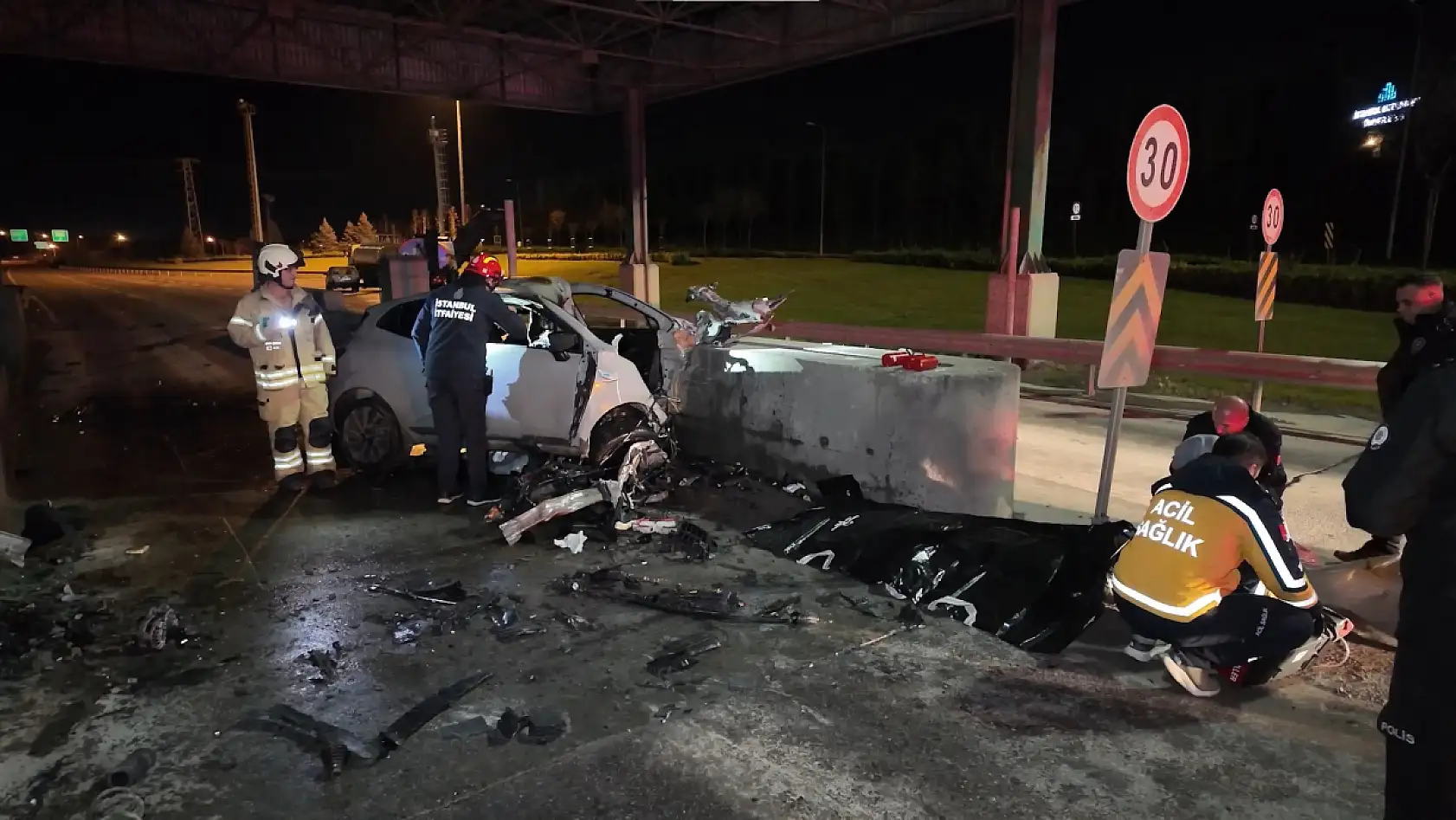Otomobil gişelere saplandı: Sürücü hayatını kaybetti
