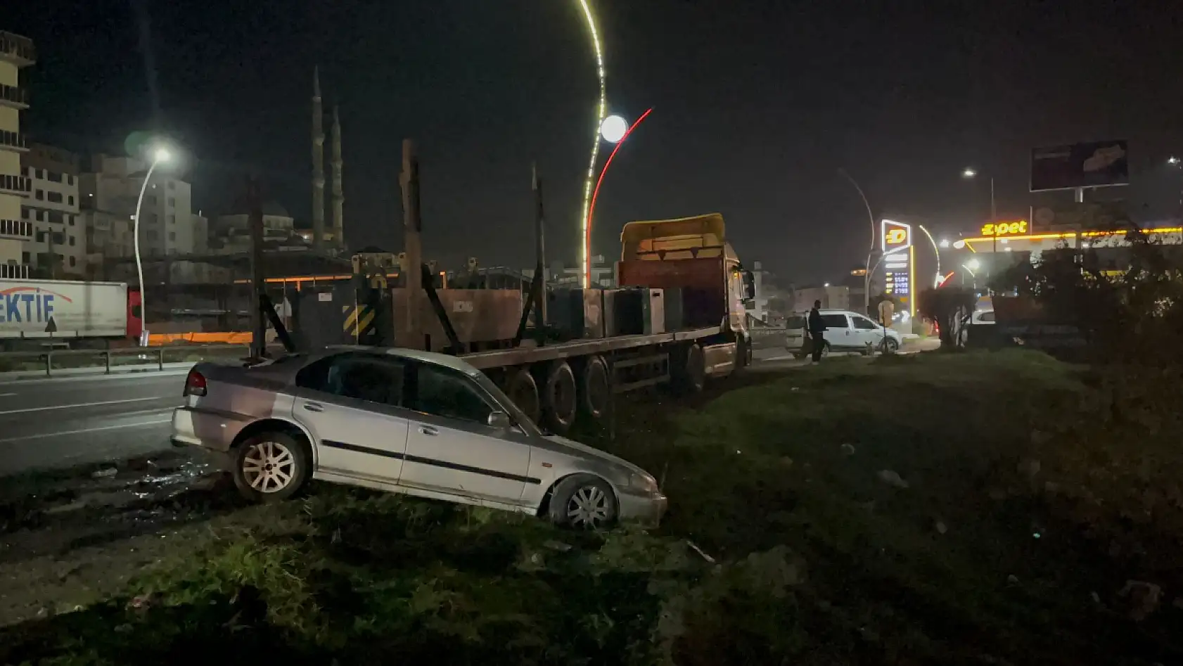 Park halindeki tıra çarpan otomobildeki 2 kişi yaralandı