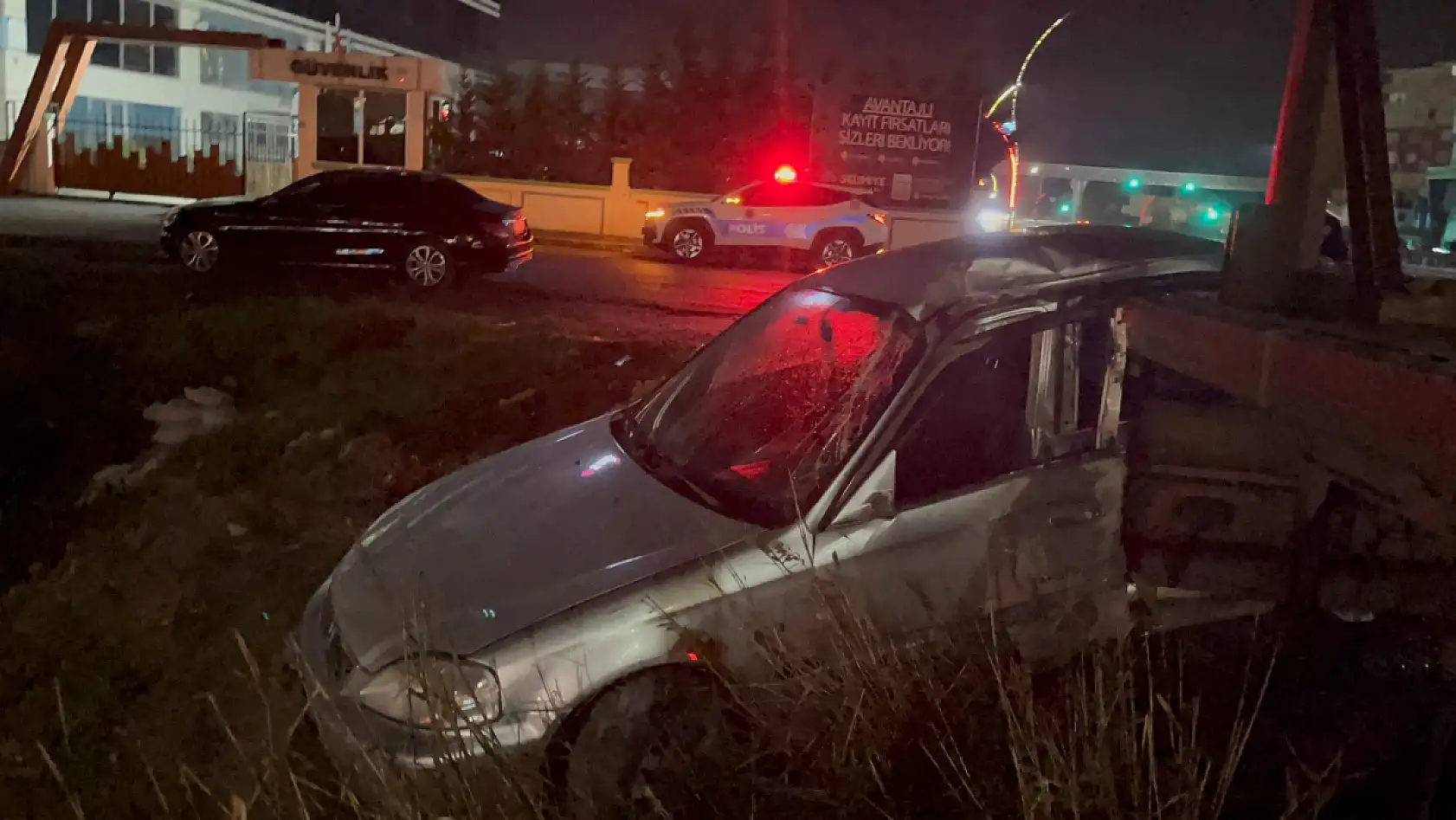 Park halindeki tıra çarpan otomobildeki 2 kişi yaralandı