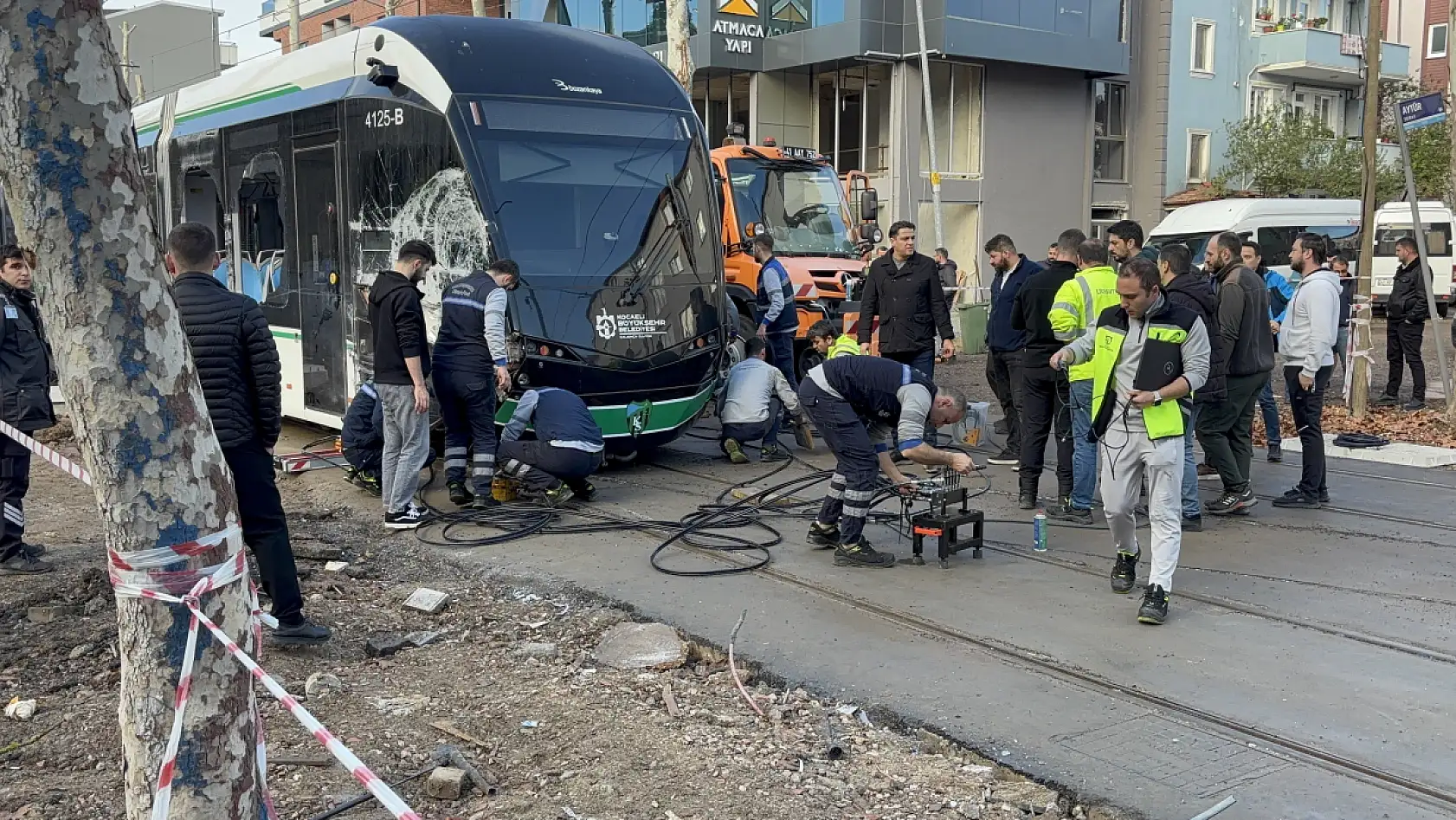 Çöp kamyonu tramvaya çarptı: 3 yaralı