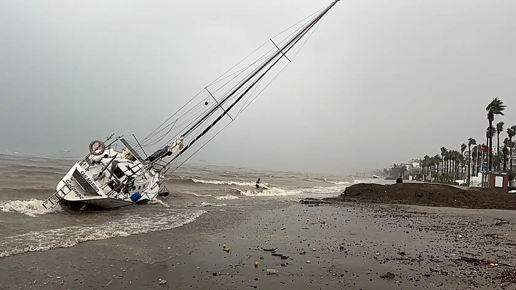 Marmaris'te fırtınada karaya vuran yelkenliler kaldırılıyor