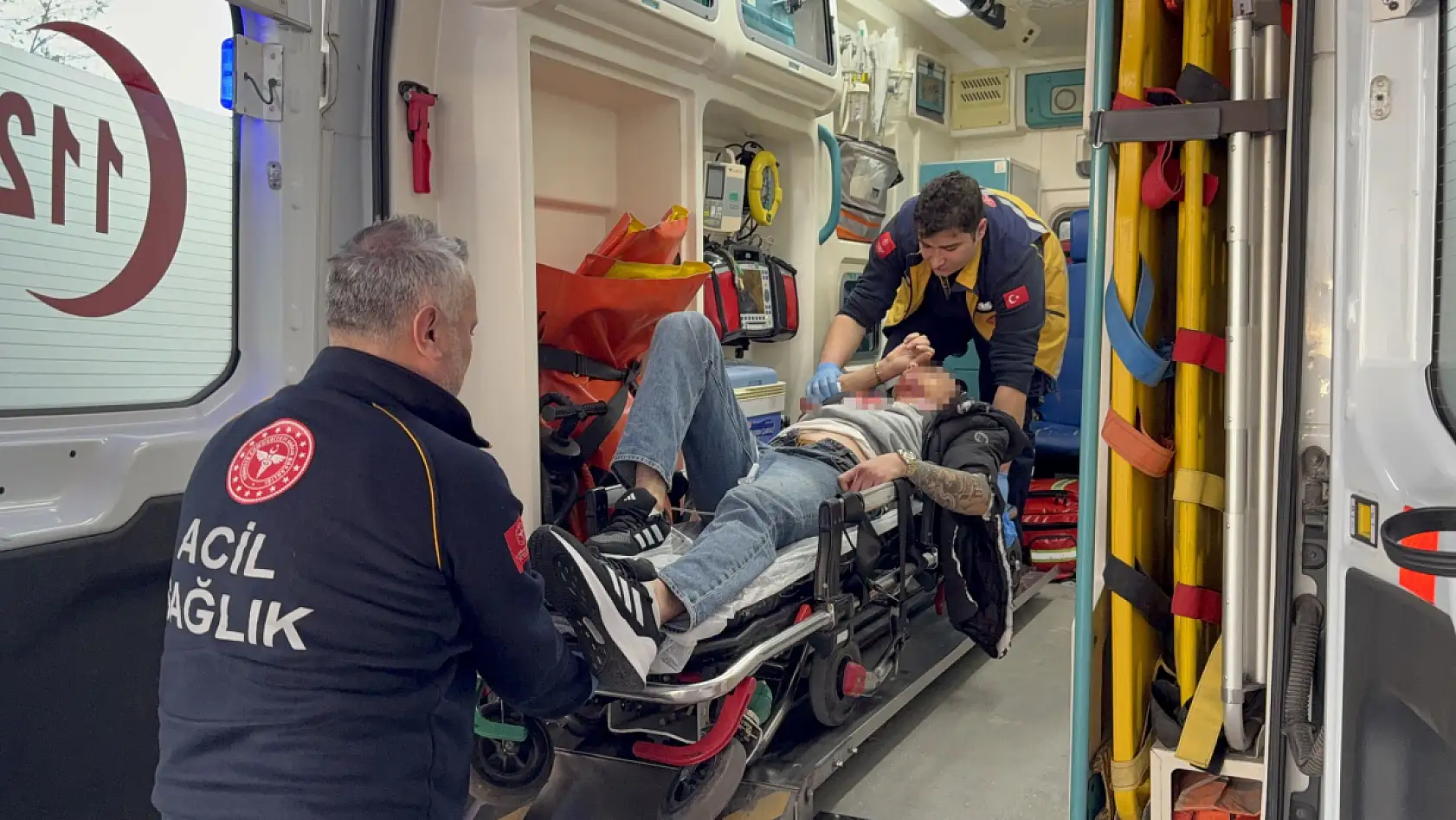 Motosikletteki gençlere silahlı saldırı: 2 yaralı