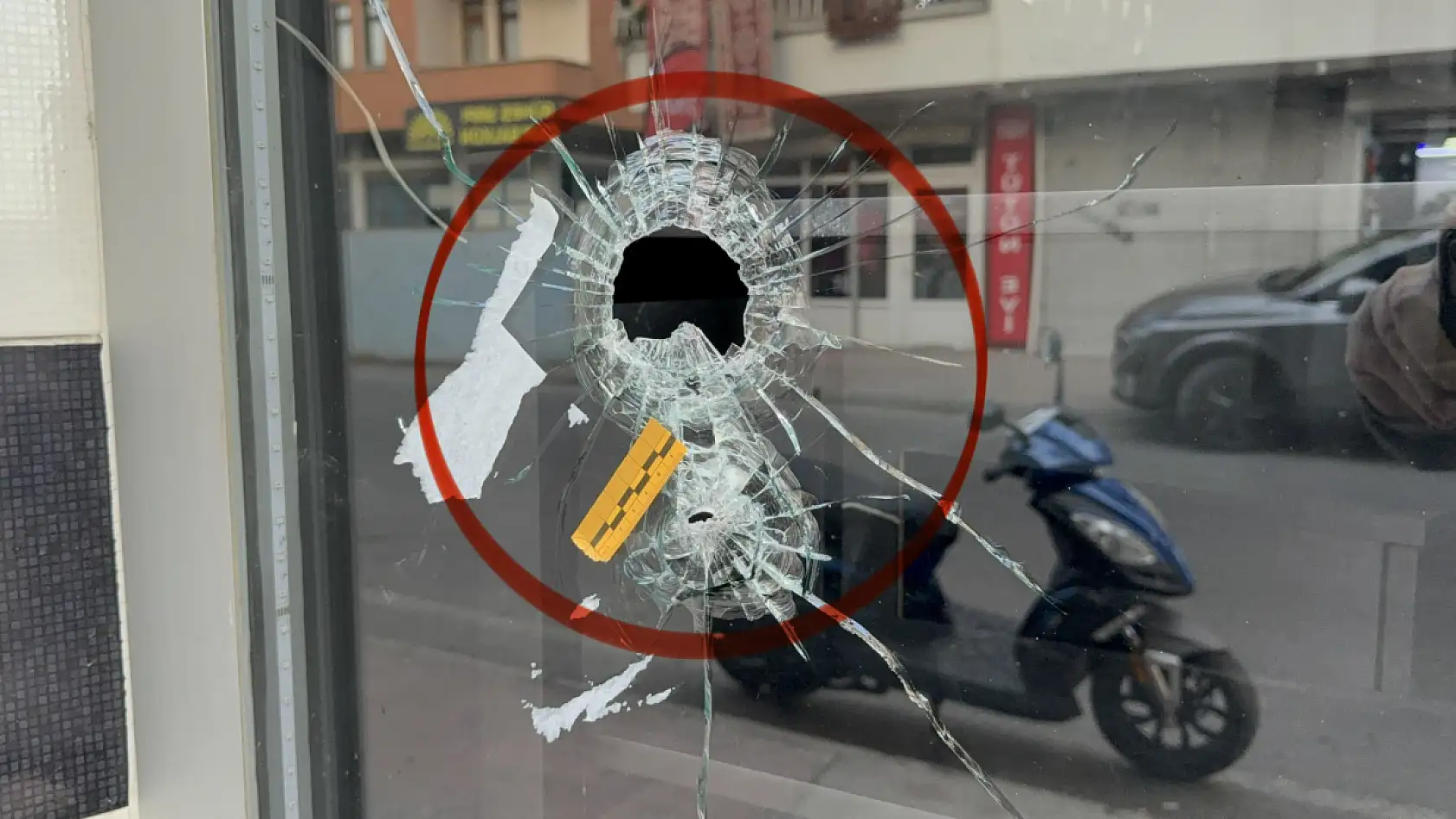 Motosikletteki gençlere silahlı saldırı: 2 yaralı