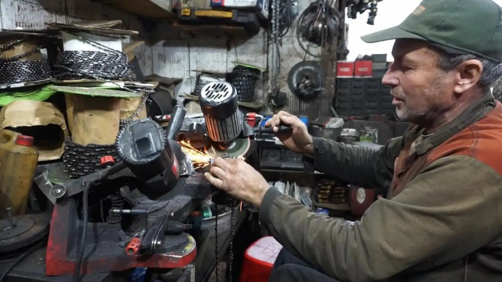 Çatıdan düşüp yüzde 94 engelli kaldı sıfırdan öğrendiği ikinci meslekle hayata tutundu