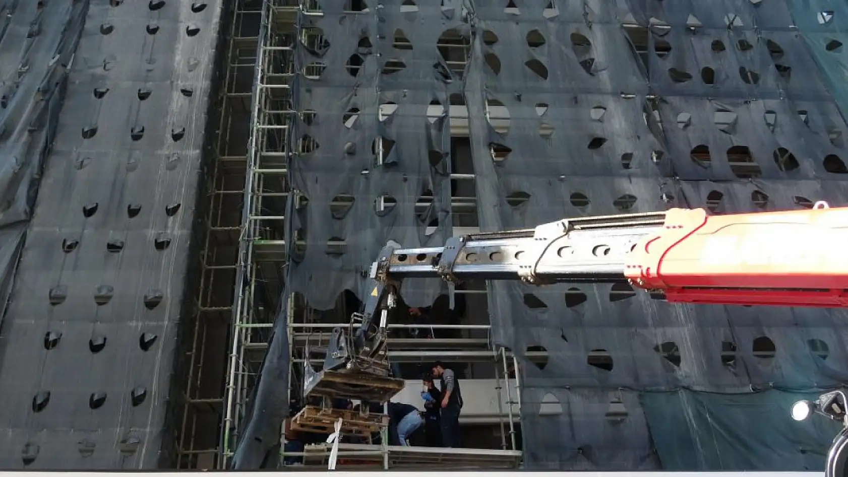 İnşaat iskelesinden düşen işçi ağır yaralandı