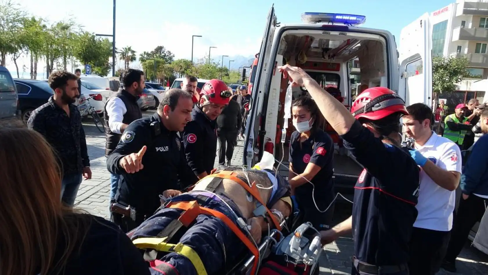 İnşaat iskelesinden düşen işçi ağır yaralandı