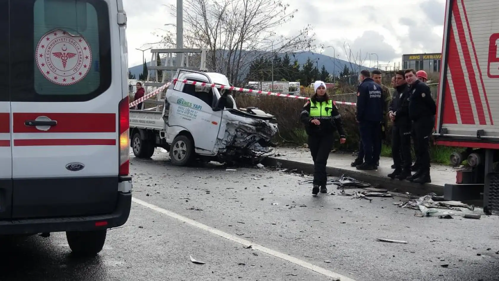Hafriyat kamyonuyla çarpışan kamyonetin sürücüsü hayatını kaybetti