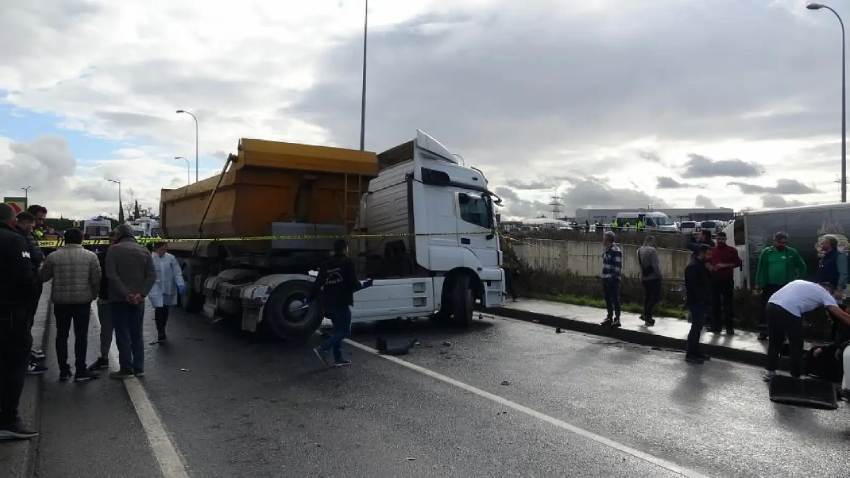 Hafriyat kamyonuyla çarpışan kamyonetin sürücüsü hayatını kaybetti