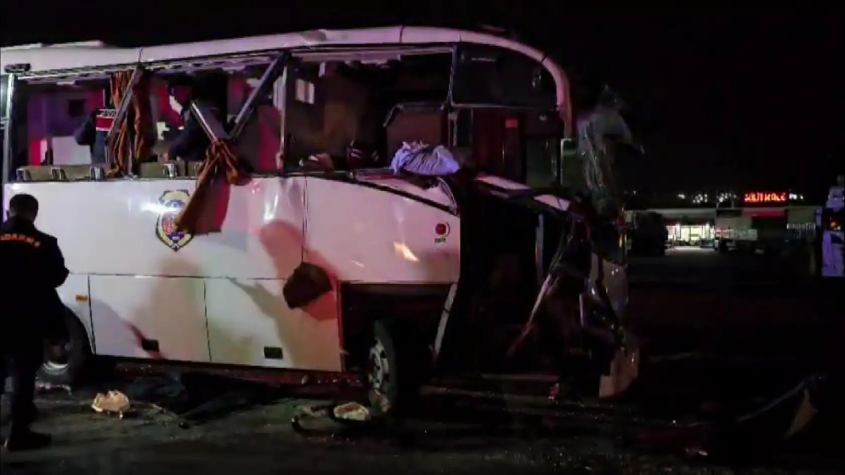 Cezaevi Midibüsü, Tır ve Otomobil Çarpıştı: 23 Yaralı