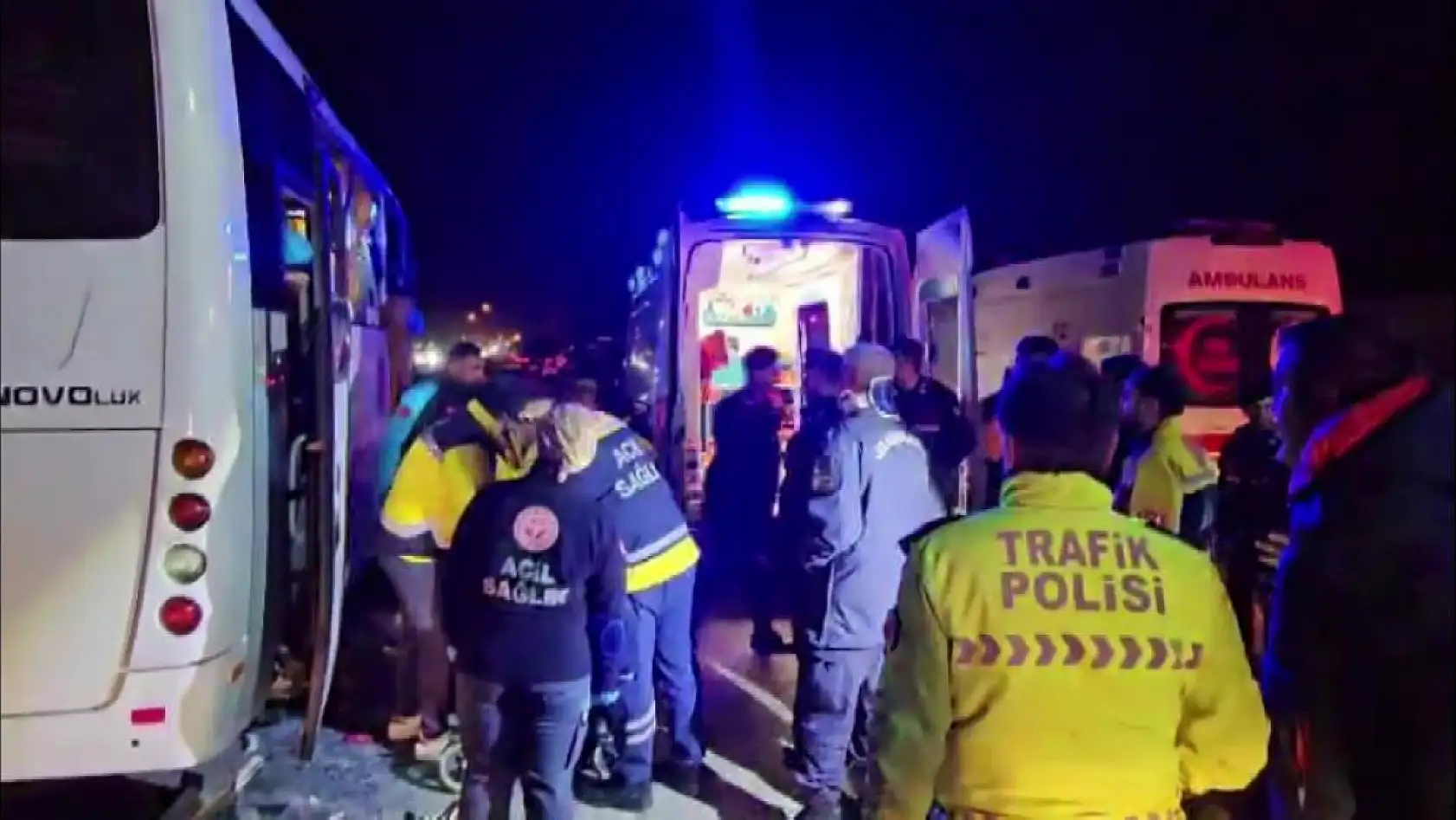 Cezaevi Midibüsü, Tır ve Otomobil Çarpıştı: 23 Yaralı