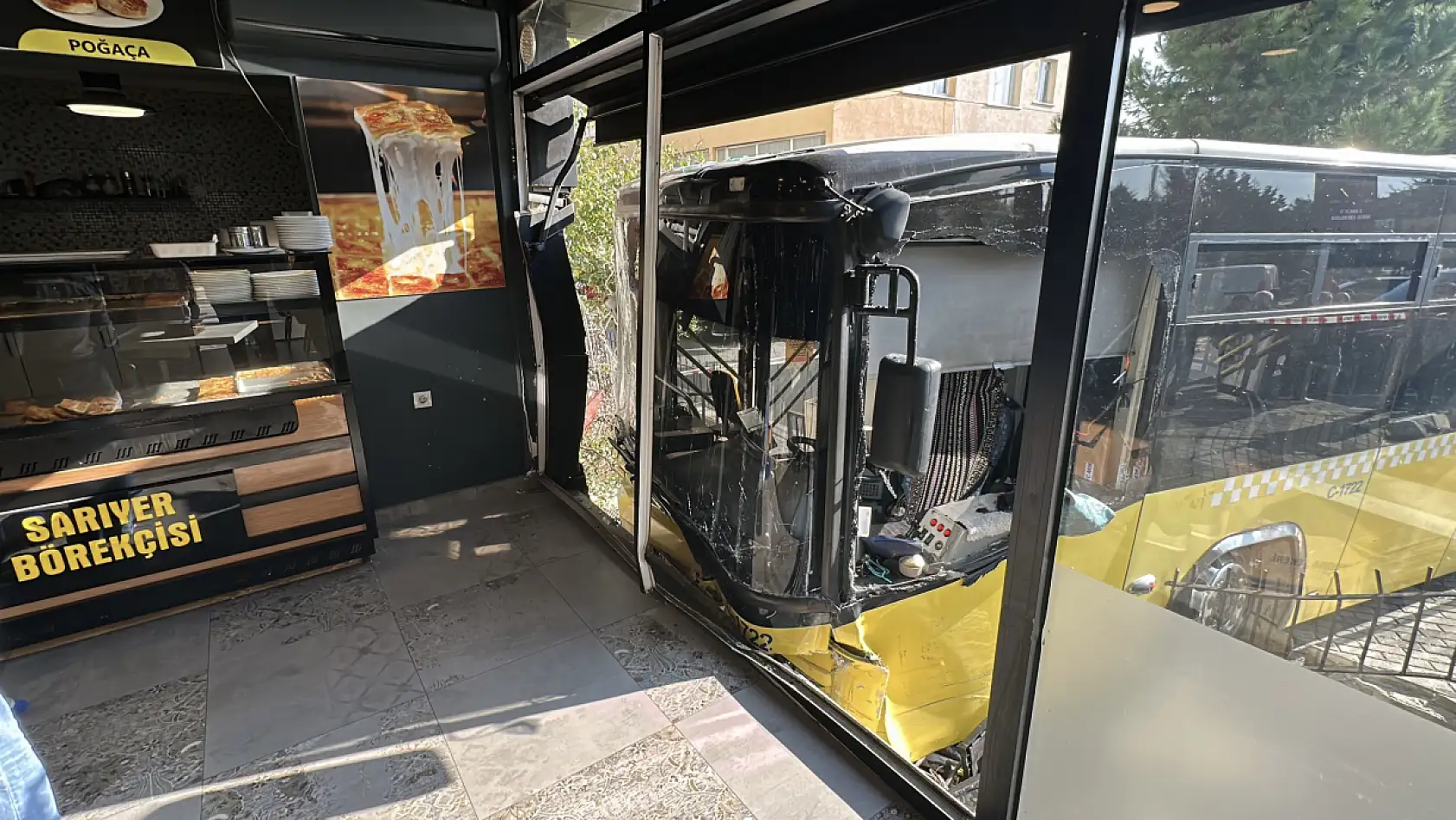 İETT otobüsü börekçiye daldı: 4 yaralı