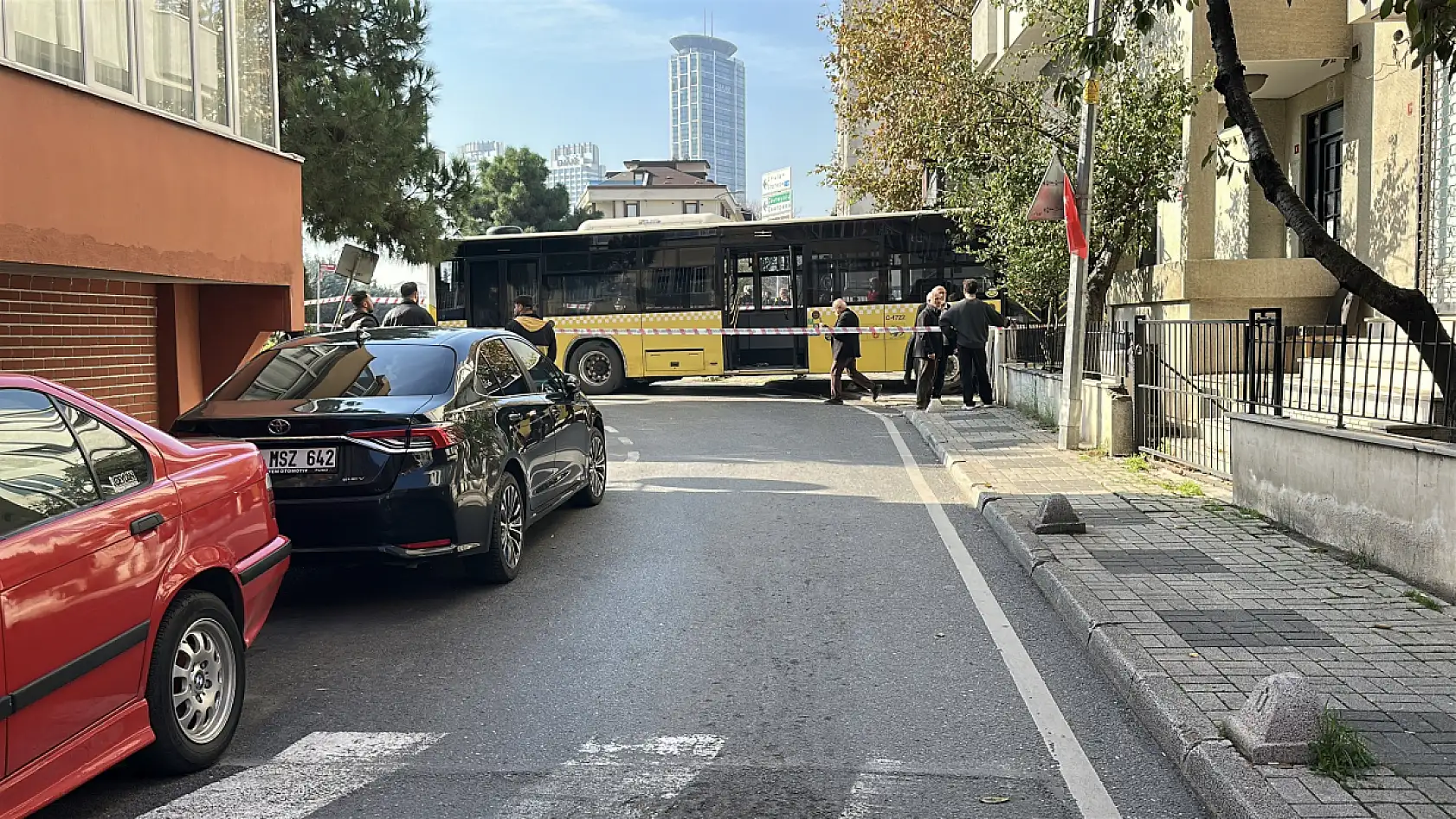 İETT otobüsü börekçiye daldı: 4 yaralı